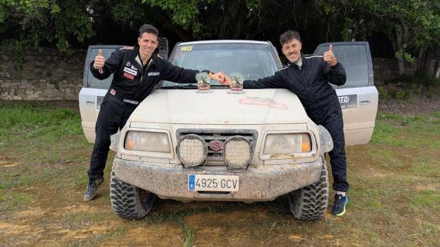 El equipo formado por Xabier Irabien y Fernando García Aja con su todoterreno