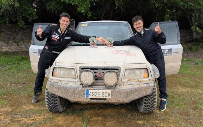 El equipo formado por Xabier Irabien y Fernando García Aja con su todoterreno