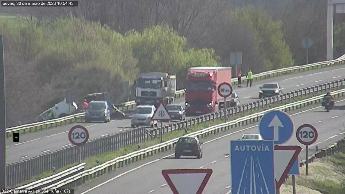 Cierran un carril en la A-1 en Vitoria sentido Madrid por un accidente.