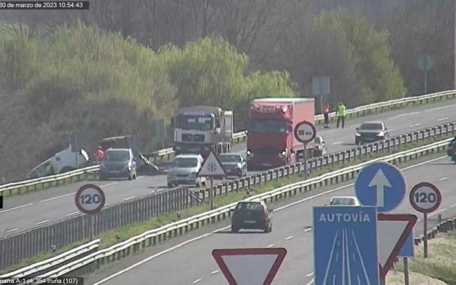 Cierran un carril en la A-1 en Vitoria sentido Madrid por un accidente.