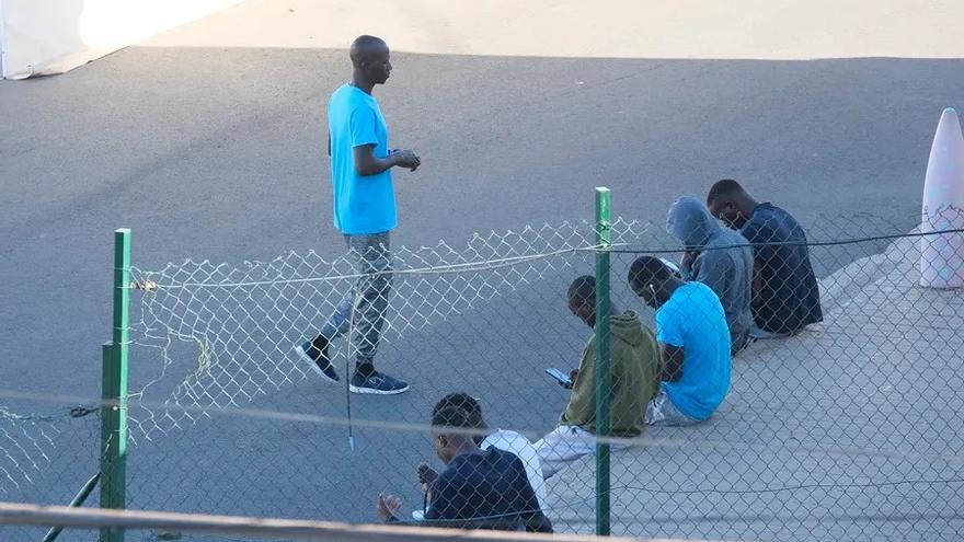 Migrantes acogidos en el antiguo cuartel Canarias 50