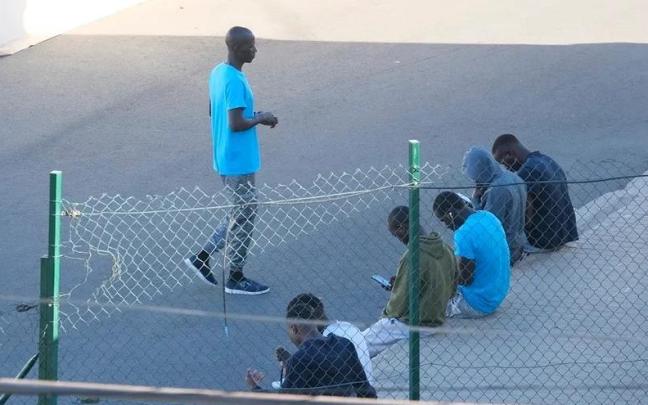 Migrantes acogidos en el antiguo cuartel Canarias 50 / EFE Migrantes acogidos en el antiguo cuartel Canarias 50