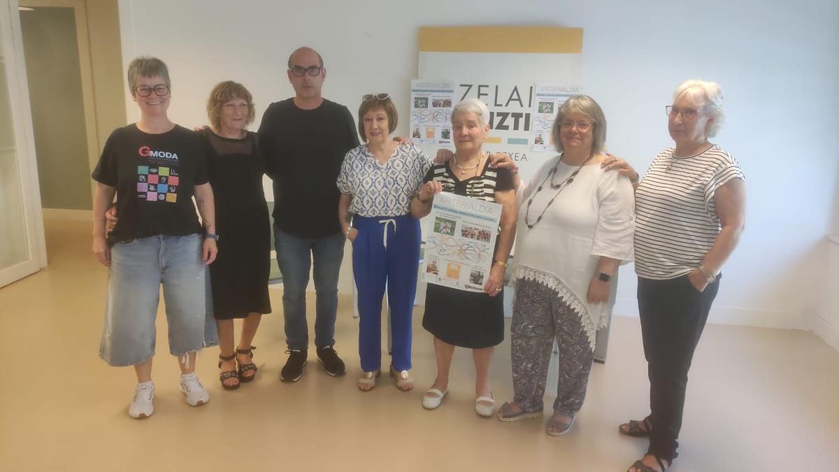 Irri Makila taldeko emakumeak, Arteriako Maider Bartolome eta Iker Zinkunegirekin.