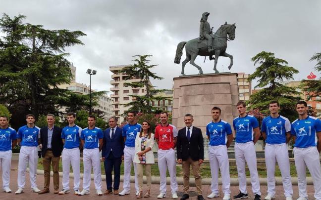 Varios de los pelotaris participantes posan junto a las autoridades en el Paseo del Espolón de Logroño.