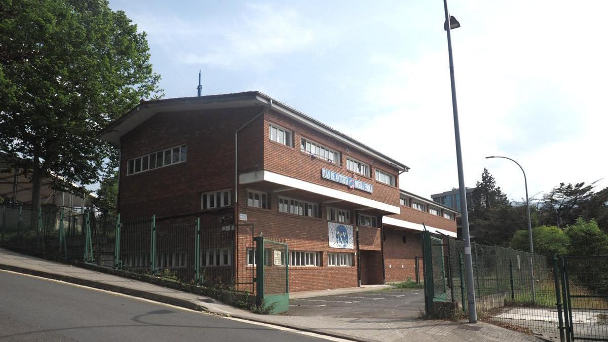 Vista del exterior del edificio del Patronato San Miguel que durante años albergó a la escuela de música Juan de Antxieta.