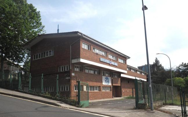 Vista del exterior del edificio del Patronato San Miguel que durante años albergó a la escuela de música Juan de Antxieta.
