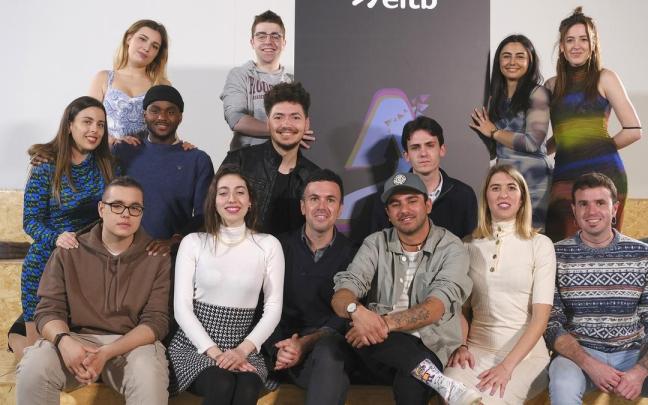 El periodista Xabier Madariaga (abajo, en el centro), junto a los jóvenes participantes en ‘Abiapuntua’.