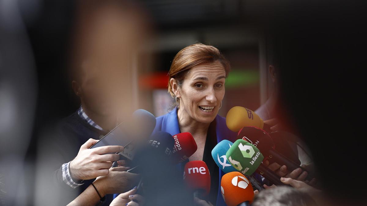 La ministra de Sanidad, Mónica García, atiende a los medios.