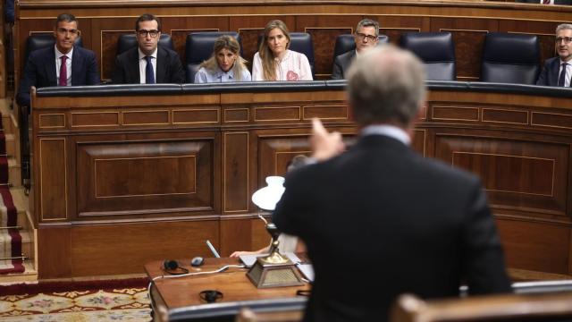 Feijóo se dirige a Sánchez en la sesión de control de la pasada semana.