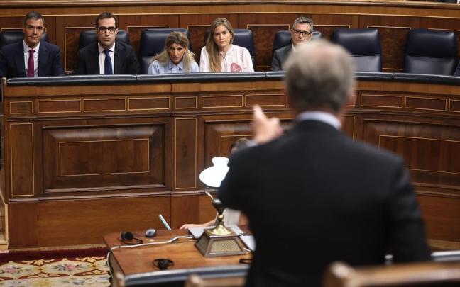 Feijóo se dirige a Sánchez en la sesión de control de la pasada semana.