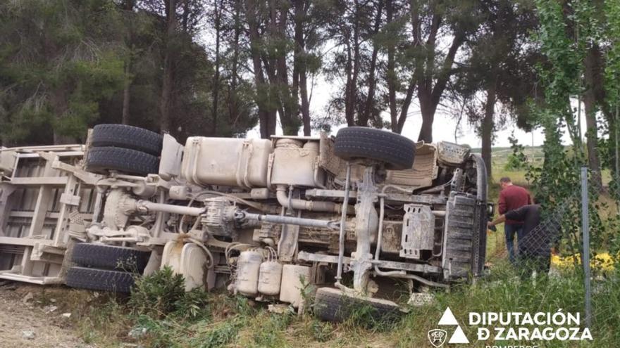 Imagen del camión siniestrado en el que viajaba el vecino de Estella. Foto: Diputación de Zaragoza