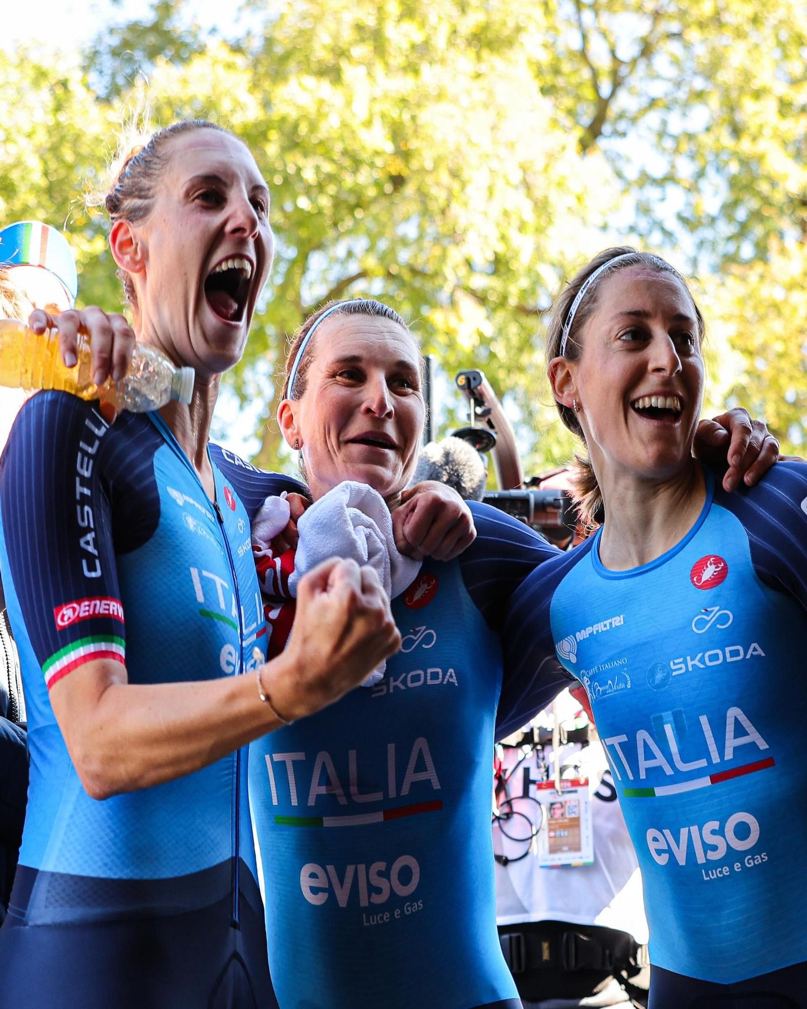 El relevo femenino de Italia, eufórico.