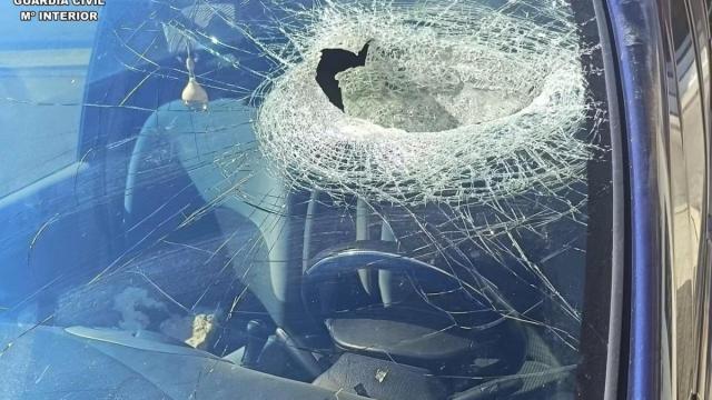 Impacto de la piedra que causó lesiones graves a un conductor en Yuncler.