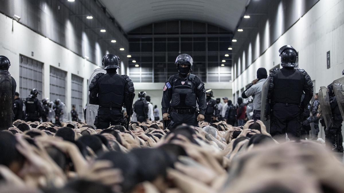 Megacárcel inaugurada por Bukele en El Salvador, el país con la mayor tasa de población penitenciaria del mundo.