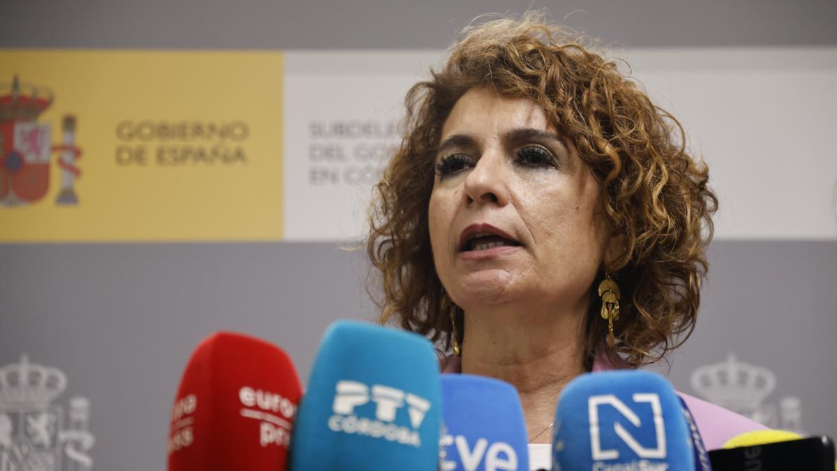 La ministra de Hacienda, María Jesús Montero, atiende a los medios en Córdoba.