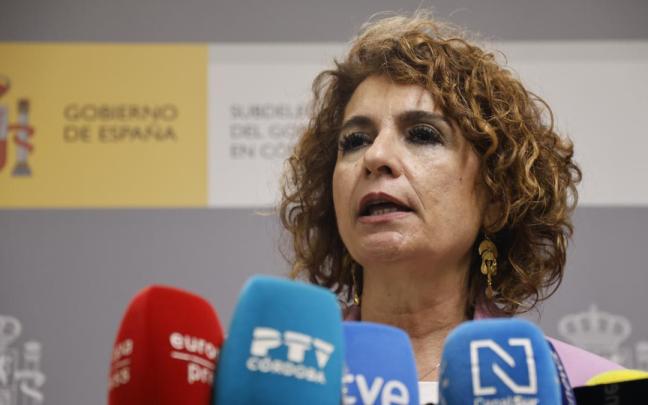 La ministra de Hacienda, María Jesús Montero, atiende a los medios en Córdoba.