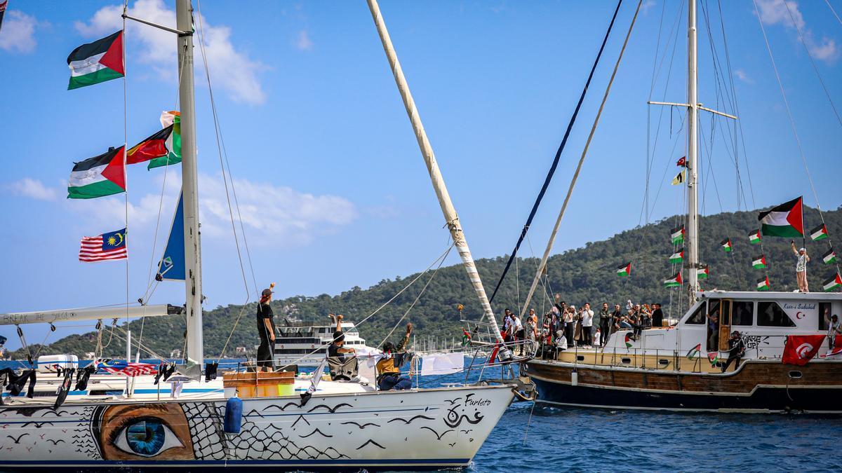 Activistas a bordo de barcos con motivo de la salida de la misión de la Global Sumud Flotilla desde Marmaris, Turquía.