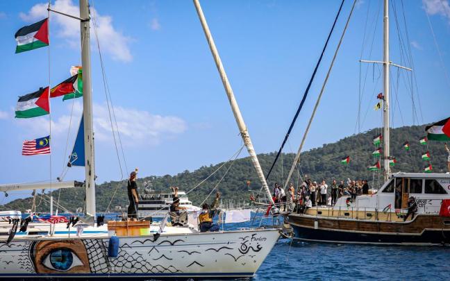Activistas a bordo de barcos con motivo de la salida de la misión de la Global Sumud Flotilla desde Marmaris, Turquía.