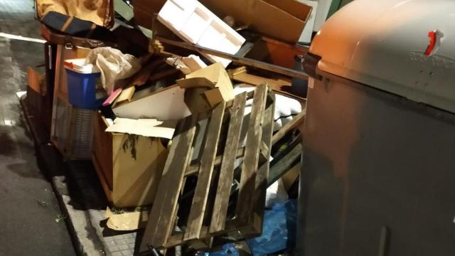 Imagen de un punto de contenedores con voluminosos mal depositados.