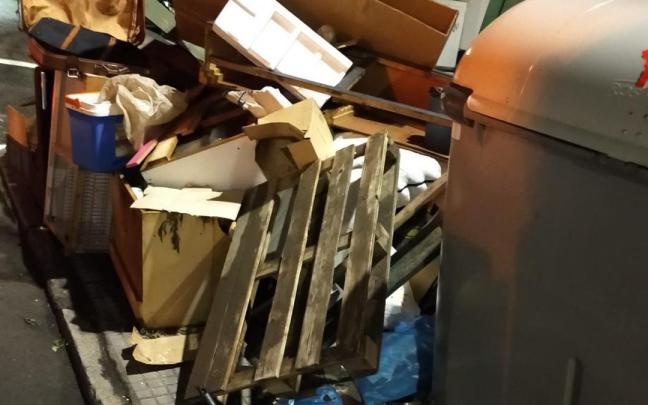 Imagen de un punto de contenedores con voluminosos mal depositados.