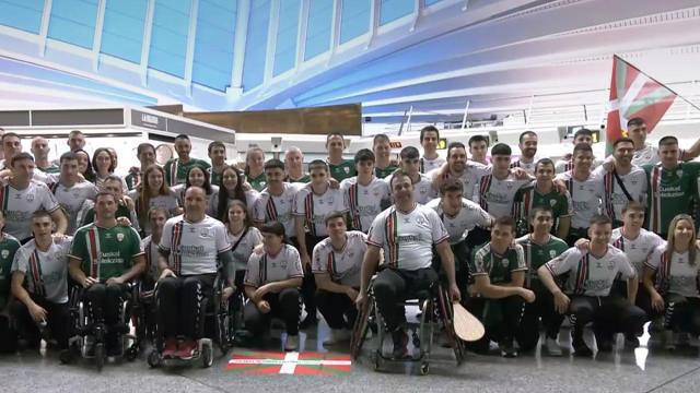 Los representantes de Euskal Selekzioa, antes de embarcar en el aeropuerto de Loiu.