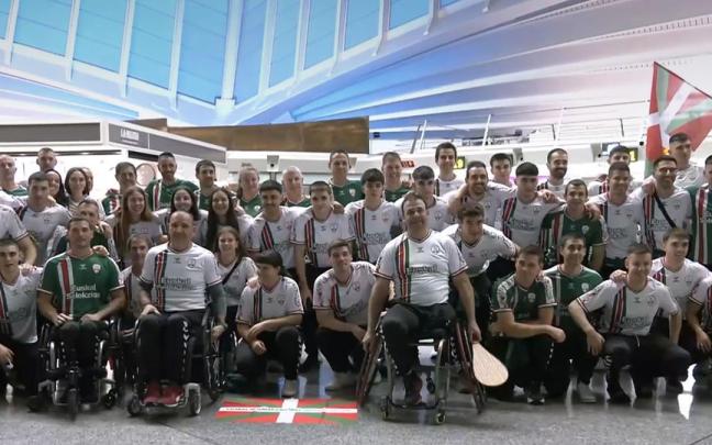 Los representantes de Euskal Selekzioa, antes de embarcar en el aeropuerto de Loiu.