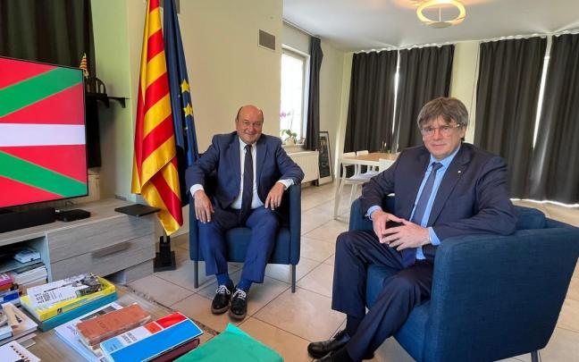 Ortuzar se ha reunido con Puigdemont en dos ocasiones. Ortuzar se ha reunido con Puigdemont en dos ocasiones.
