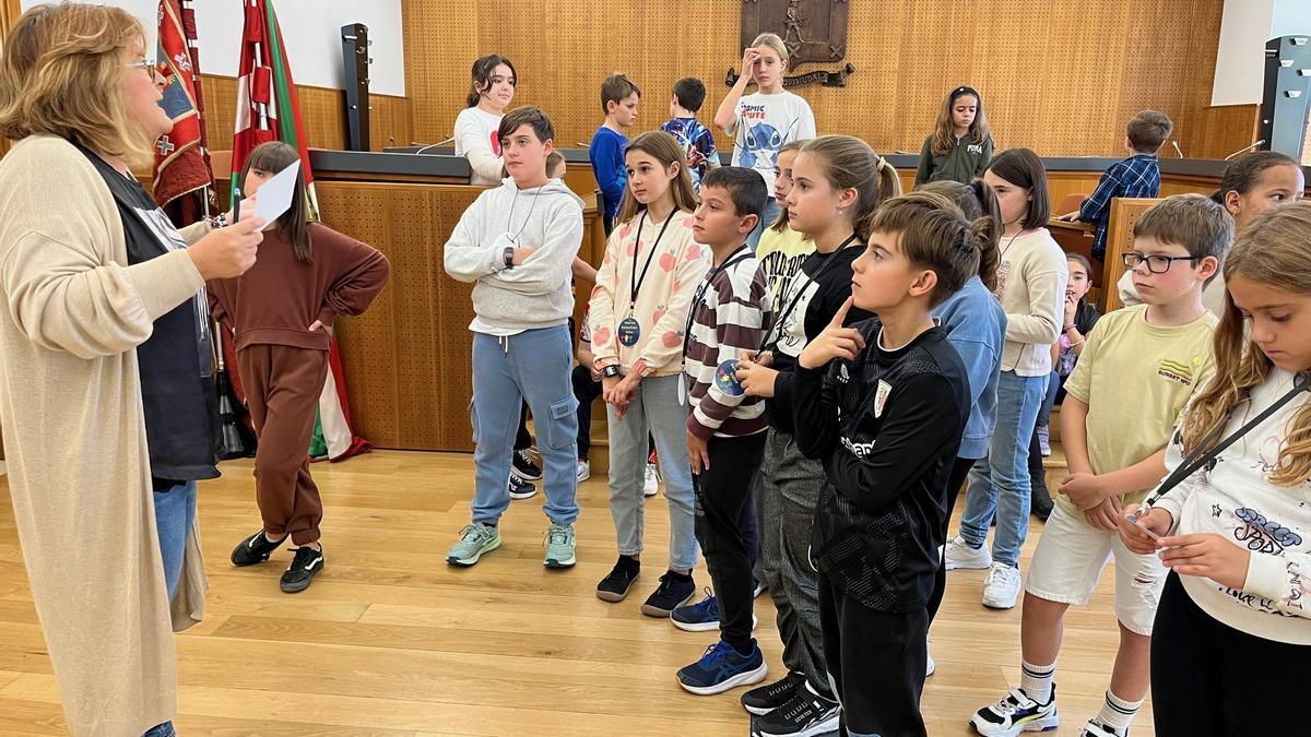 Los 25 integrantes del Consejo de la Infancia de Galdakao en su primera visita al Ayuntamiento