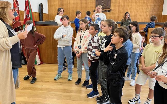 Los 25 integrantes del Consejo de la Infancia de Galdakao en su primera visita al Ayuntamiento