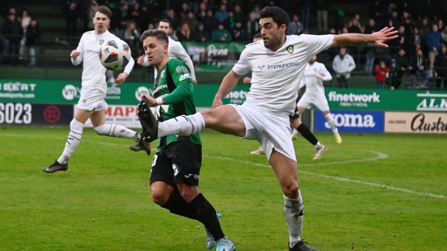 Koldo Berasaluze intenta frenar a Leandro, del Sestao, en el derbi de Las Llanas.