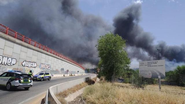 El gestor ferroviario, Adif, ha asegurado en una publicación en sus redes sociales que el fuego es ajeno a la explotación ferroviaria.