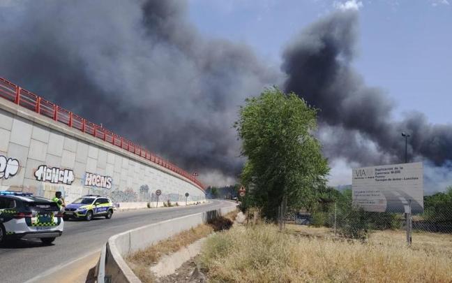 El gestor ferroviario, Adif, ha asegurado en una publicación en sus redes sociales que el fuego es ajeno a la explotación ferroviaria.