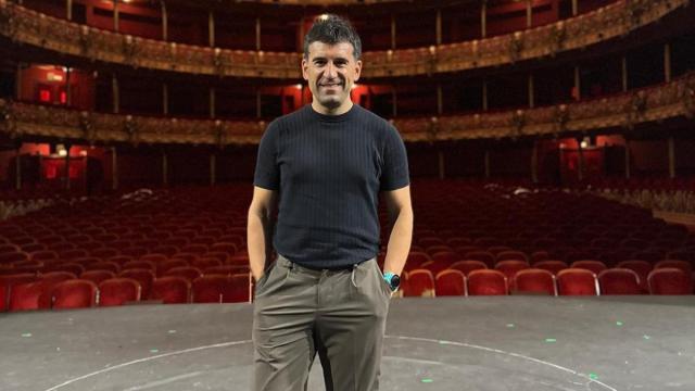 El director oñatiarra, Aitor Biain, en el Teatro Arriaga.