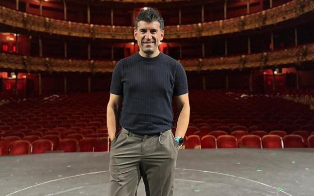 El director oñatiarra, Aitor Biain, en el Teatro Arriaga.