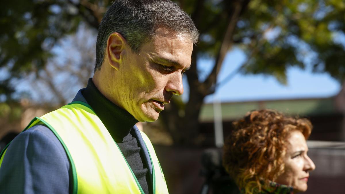 El presidente del Gobierno español, Pedro Sánchez, durante su visita al lugar del accidente