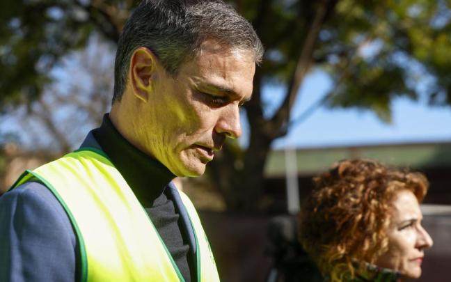 El presidente del Gobierno español, Pedro Sánchez, durante su visita al lugar del accidente