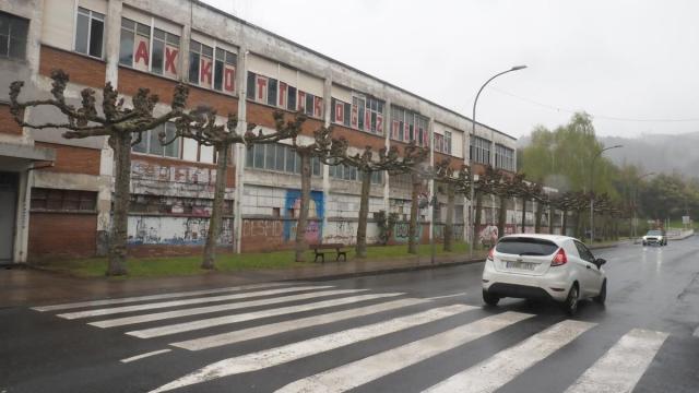 Vista del edificio ocupado por los jóvenes para abrir un gaztetxe en Azkoitia.
