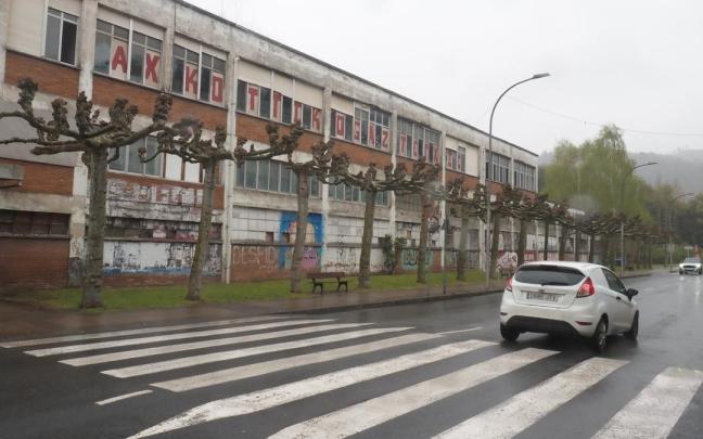 Vista del edificio ocupado por los jóvenes para abrir un gaztetxe en Azkoitia.