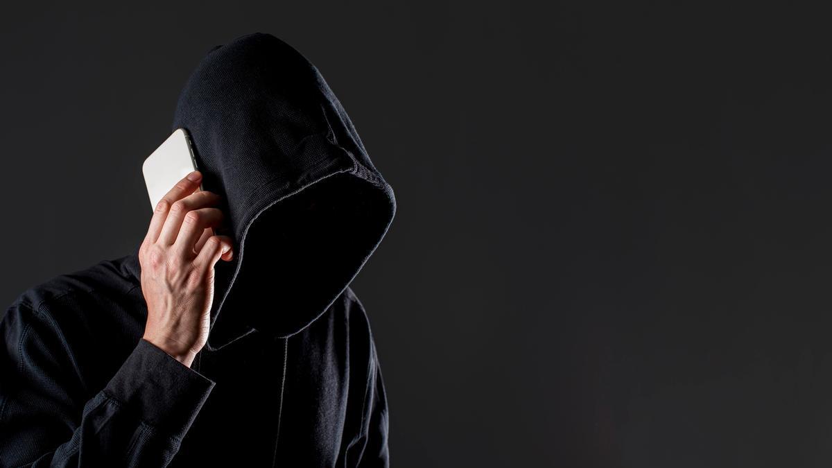 Los ciberdelincuentes tratatn de coloarse en los móviles ajenos para robar datos y estafar.