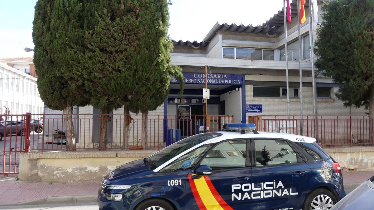 Un coche patrulla, en la Comisaría de Policía Nacional en Molina de Segura.