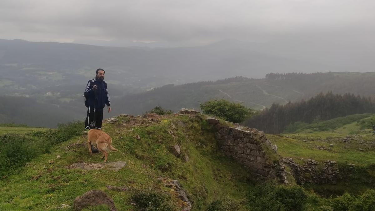 A mitad de subida encontramos la ruinas de un pequeño castro