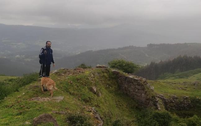 A mitad de subida encontramos la ruinas de un pequeño castro / Gonzalo Pérez Zunzunegui A mitad de subida encontramos la ruinas de un pequeño castro