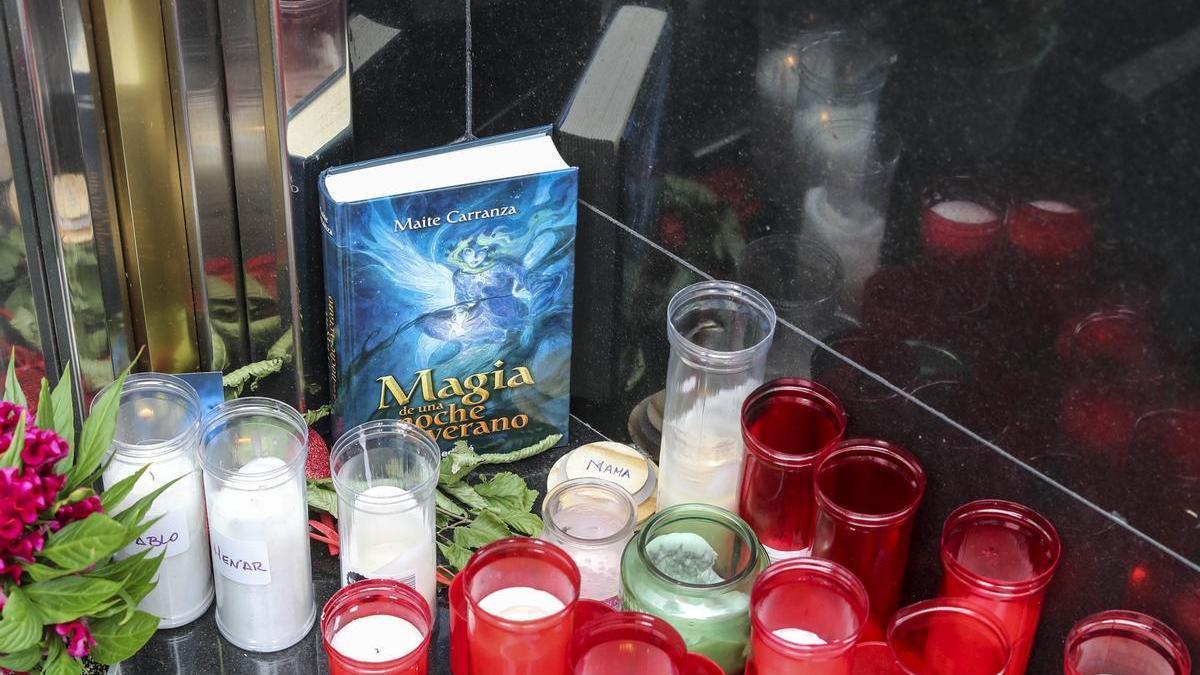 Un memorial dispuesto en recuerdo de las mellizas en el portal de su vivienda, en Oviedo.