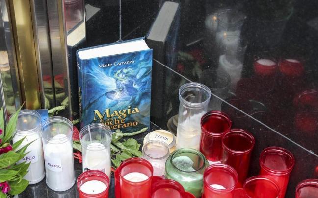 Un altar dispuesto en recuerdo de las mellizas en el portal de su vivienda.