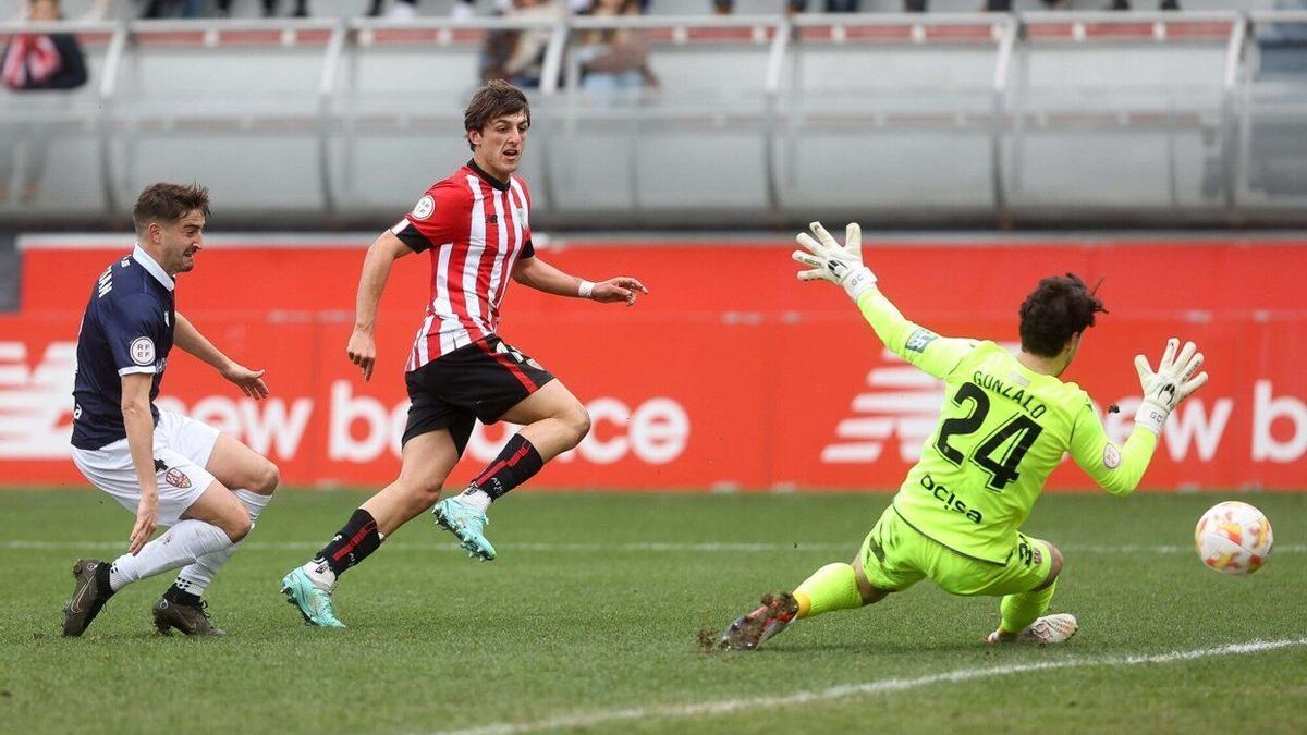 Goti marca un gol en un partido de la presente temporada con el filial del Athletic. / BORJA GUERRERO