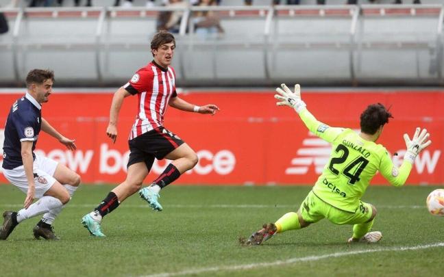 Goti marca un gol en un partido de la presente temporada con el filial del Athletic. / BORJA GUERRERO