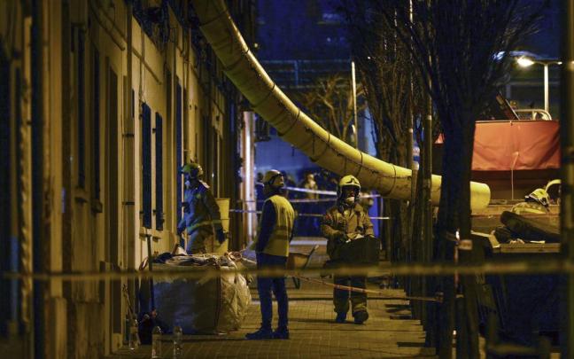 Los bomberos trabajando en el edificio derrumbado. / EFE Los bomberos trabajando en el edificio derrumbado.