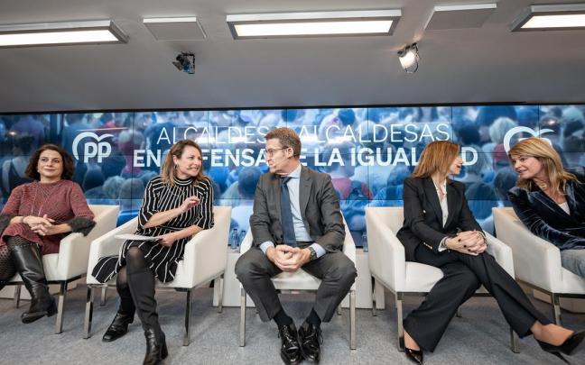 Feijóo, junto a varias alcaldesas del PP.