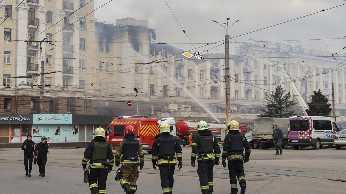 Bomberos y servicios de emergencias en Dnipro, donde un ataque ruso a un edificio residencial ha dejado al menos siete muertos.