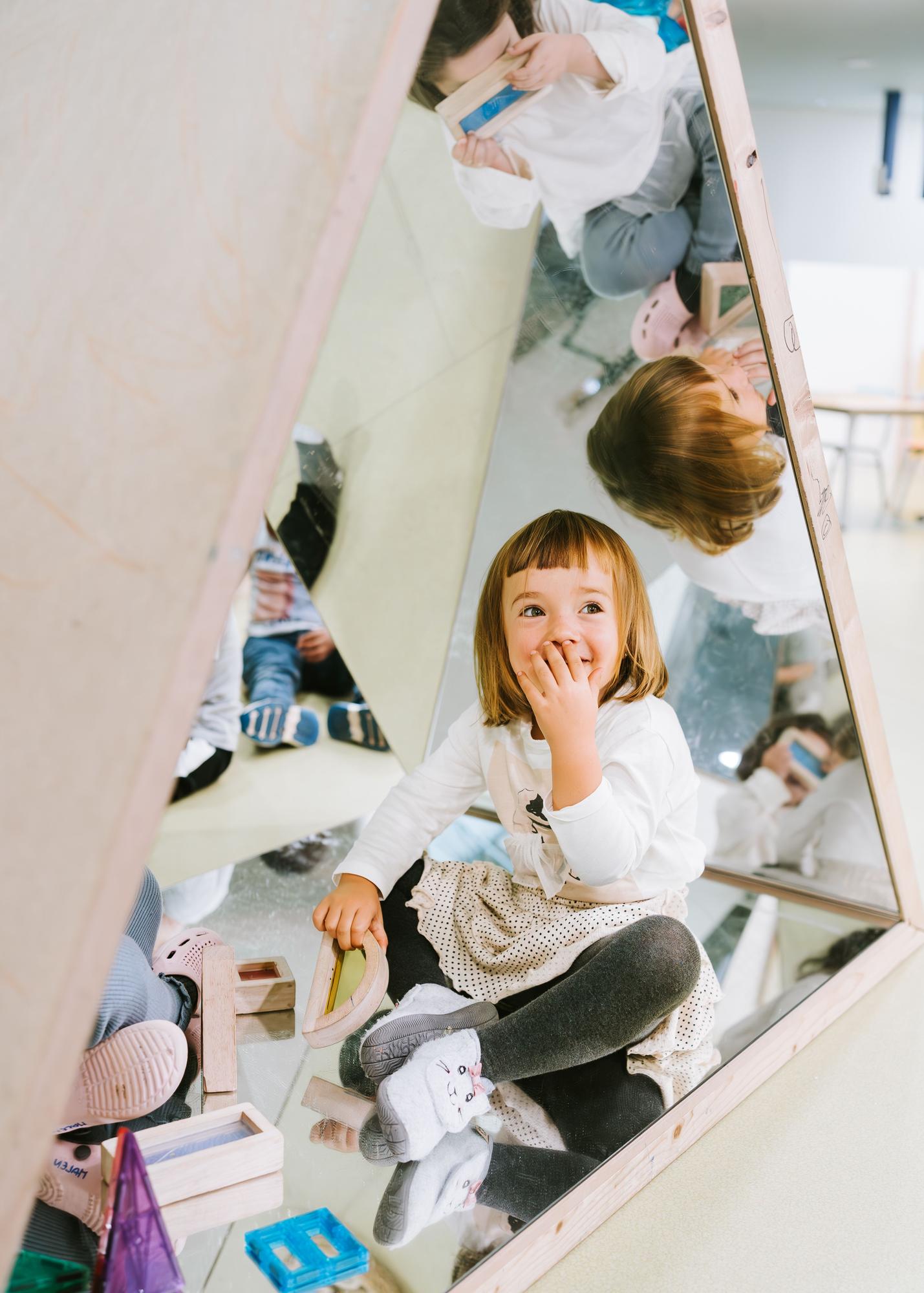 Askotariko proiektu pedagogiko eta komunitarioak lantzen dituzte.